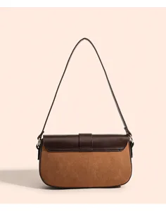Braune Wildleder Patchwork Satteltasche, elegante Einzelschultergurt und Ueberschlag Detailansicht.