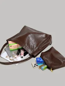 Detailansicht der großen dunkelbraunen Ledertasche Schultertasche mit praktischer Kosmetiktasche.