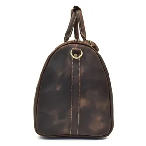 Sac de voyage en cuir marron vintage vue laterale detail, cuir de vachette folle de qualite.