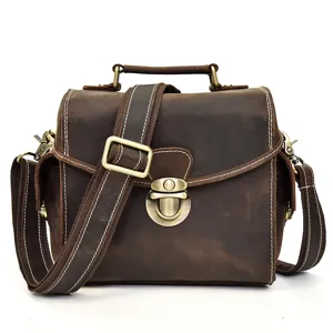 Dettaglio borsa fotografica in pelle marrone vintage, borsa a tracolla retrò in vera pelle.