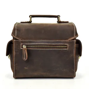 Borsa per fotocamera in pelle vintage dettaglio, custodia protettiva marrone retrò.