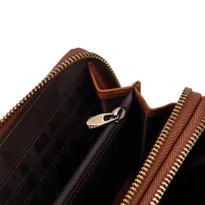 Vista detallada del interior de la cartera de cuero para hombre con compartimentos y cremallera.