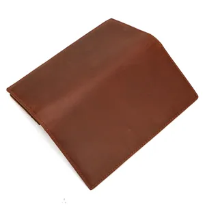 Detailansicht der Herren Geldbörse aus echtem Rindsleder, klassisches langes Design.
