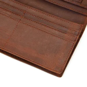 Nahaufnahme der inneren Kartenfächer und echten Ledertextur einer Herren-Brieftasche.