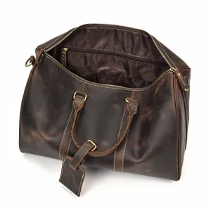Gros plan détail du sac de voyage en cuir marron vintage avec compartiment intérieur.