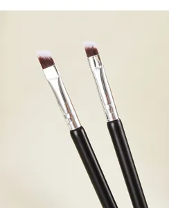 Detailaufnahme eines angewinkelten Augenbrauenpinsels, präzises Make-up-Tool für perfekte Konturen.