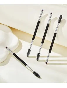 Detailaufnahme des doppelseitigen Augenbrauenpinsels mit Bürste für präzises Make-up.
