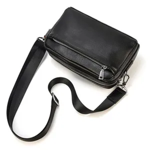 Vue détaillée du sac bandoulière noir pour homme en cuir avec une sangle réglable.