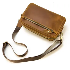 Vue détaillée du sac bandoulière en cuir marron, sac d'épaule casual en vachette avec zip.