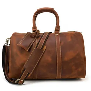 Vue détaillée du sac de voyage marron vintage en cuir véritable avec des poignées solides.