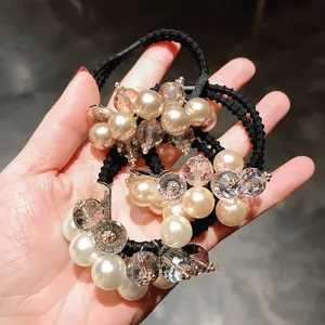 Vue détaillée d'élastiques à cheveux élégants en perles et cristaux avec anneaux noirs.