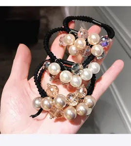 Gros plan détail de l'élastique à cheveux perle et cristal de style coréen pour femmes filles.