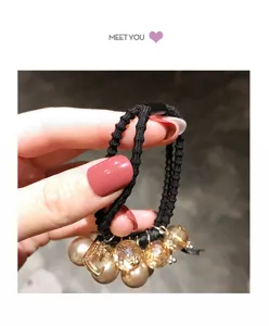 Élégant chouchou de cheveux noir avec perles et cristaux pour un usage quotidien.