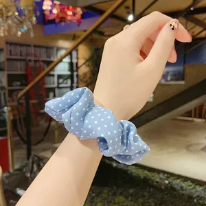 Coletero con lunares azules bonito coletero de tela suave para estilo de chica diaria.