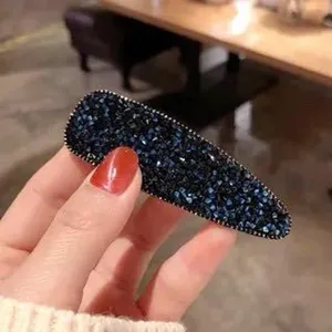 Dunkelblaue Strass BB Haarklammer Detail, glitzernder Kristall Clip, glänzendes Haaraccessoire.