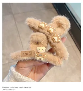 Pinza para el pelo de felpa suave con bonito detalle de oso, ideal para peinados de invierno.