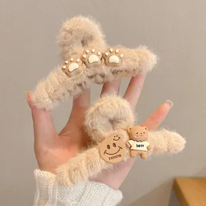 Pinza de pelo de peluche para mujer, gran garra capilar esponjosa de invierno con un osito.