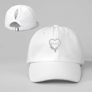 Cappellino da baseball bianco coda di cavallo con ricamo cuore cinturino regolabile