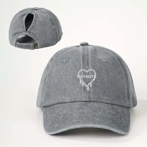 Cappellino da baseball in denim grigio lavato con foro per coda di cavallo e cuore.