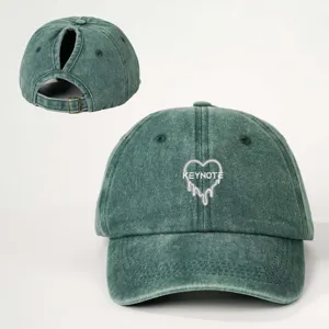 Primo piano dettagliato del berretto da baseball verde lavato con ricamo a cuore.