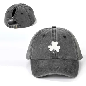 Cappellino da baseball nero slavato per coda di cavallo con ricamo trifoglio bianco e fibbia.