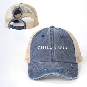 Detail der Destroyed Jeans Baseballcap, vorne Chill Vibes Stickerei und Mesh Zopföffnung.