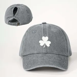 Berretto da baseball in denim grigio lavato con ricamo trifoglio bianco e foro per coda di cavallo.