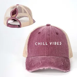 Distressed Zopf-Trucker-Cap mit Netzeinsatz hinten und gesticktem Front-Design.