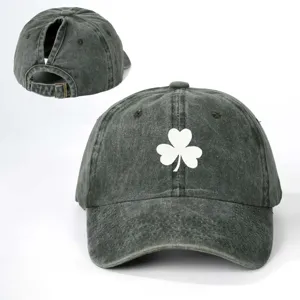 Berretto da baseball grigio slavato con coda di cavallo e trifoglio bianco ricamato.