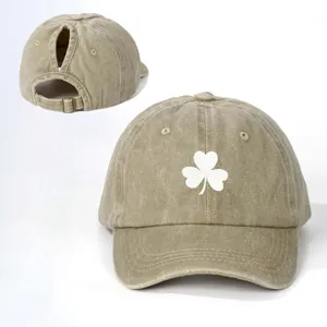 Cappellino da baseball kaki invecchiato con ricamo di trifoglio bianco e fibbia regolabile