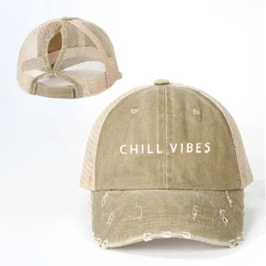 Verstellbare Mesh-Baseballkappe mit Pferdeschwanz-Öffnung und CHILL VIBES Druckdetail.