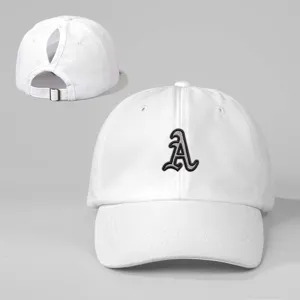 Detailaufnahme der weißen Zopfbaseballkappe mit gesticktem Buchstaben A und Metallverschluss.