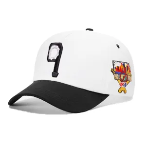 Stilvolle schwarz-weiße Baseballkappe mit flauschiger Stickerei und detailreichem Seitenaufnäher.