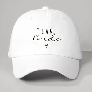 Gorra de béisbol blanca con detalle de estampado team bride, sombrero ajustable.