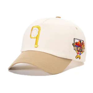 Zweifarbige Baseballkappe mit gesticktem Design und Seitenpatch. Verstellbarer Hut.