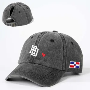 Verwaschene graue Baseballkappe mit Pferdeschwanzloch, Stickerei und Flaggenaufnäher.