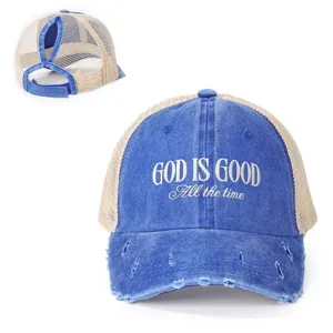 Cappello da baseball in rete con foro per coda di cavallo e testo ricamato in blu.