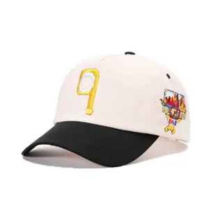 Stilvolle zweifarbige Baseballkappe mit gesticktem Frontbuchstaben und Seitenaufnäher, verstellbar.