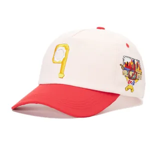 Weisse und rote Baseballkappe mit gestickter Nummer vorne und farbigem Seitenaufnäher.