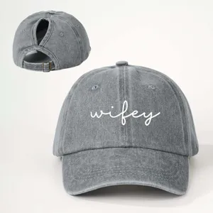 Berretto da baseball in denim grigio lavato con foro per coda di cavallo e ricamo wifey.