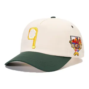 Klassische 5-Panel Baseballkappe in Beige und Dunkelgrün mit Vorderstickerei und Seitennäht.