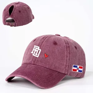Detailansicht der gewaschenen weinroten Zopf-Baseballkappe mit Bestickung und Flagge.