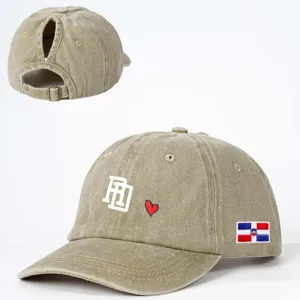 Detailansicht der Destroyed Khaki Pferdeschwanz Baseballcap mit Stickerei und Flaggen-Patch.