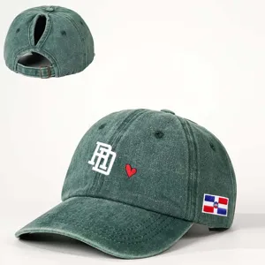 Vintage gewaschene grüne Pferdeschwanz Baseballkappe mit RD Stickerei und Seitenflagge.