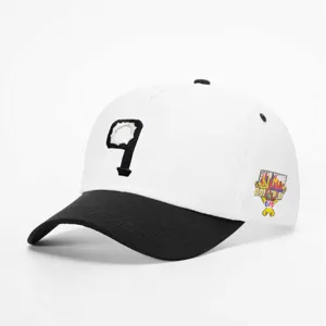 Stilvolle weiß-schwarze Baseballkappe mit gestickter Vorderseite und seitlichem Aufnäher.