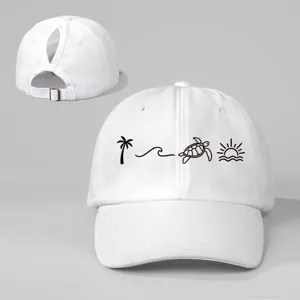 Detailansicht der weißen Pferdeschwanz-Baseballkappe mit Strandgrafik und verstellbarem Riemen.