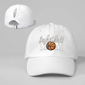 Vista dettagliata di un berretto bianco con coda di cavallo e stampa Basketball MOM.