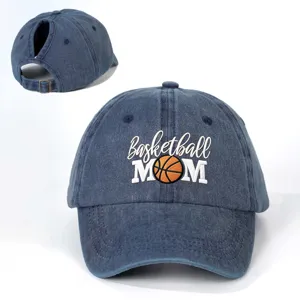 Berretto da baseball in denim slavato con ricamo Basketball MOM e cinturino regolabile.