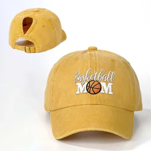 Vista dettagliata del berretto da baseball giallo lavato con ricamo Basketball MOM.