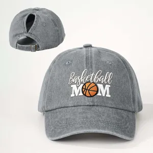 Berretto da baseball lavato grigio con stampa basketball mom e cinturino in metallo regolabile.